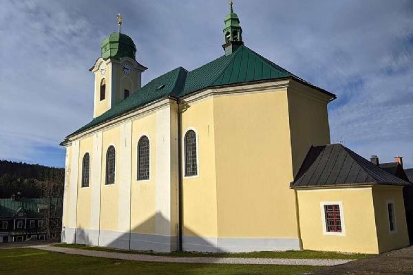 Kostelní opravy zachraňují dědictví: římsa letos, varhany příští rok