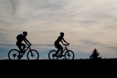 Foto: Kraj zlepšuje zázemí pro cyklisty: Odpočívadla, nabíječky a stojany v přírodě