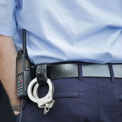 Muž v Jablonci brutálně zaútočil na dvojici