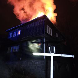 Noční požár v Liberci-Kristiánově pohltil střechu