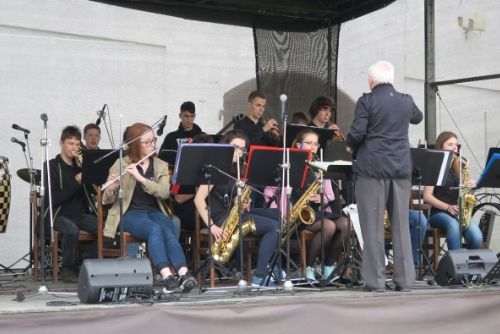 obrázek:Jazzový Big Band ZUŠ Liberec rozezní nádvoří Paláce Liebieg