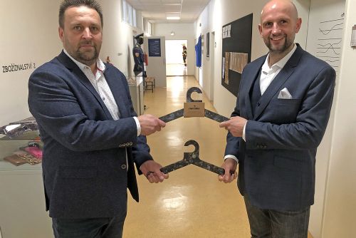 obrázek:Co takhle z něj postavit domek, udělat nábytek, kryt motoru nebo třeba ramínka na šaty? Na fakultě textilní v Liberci našli další využití pro tuny textilního odpadu